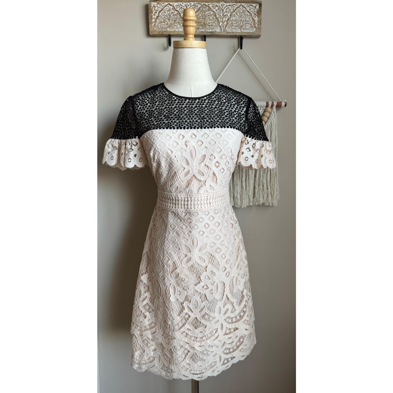 Club Monaco Wollstan Eyelet Lace Sheath Dress Sz 2